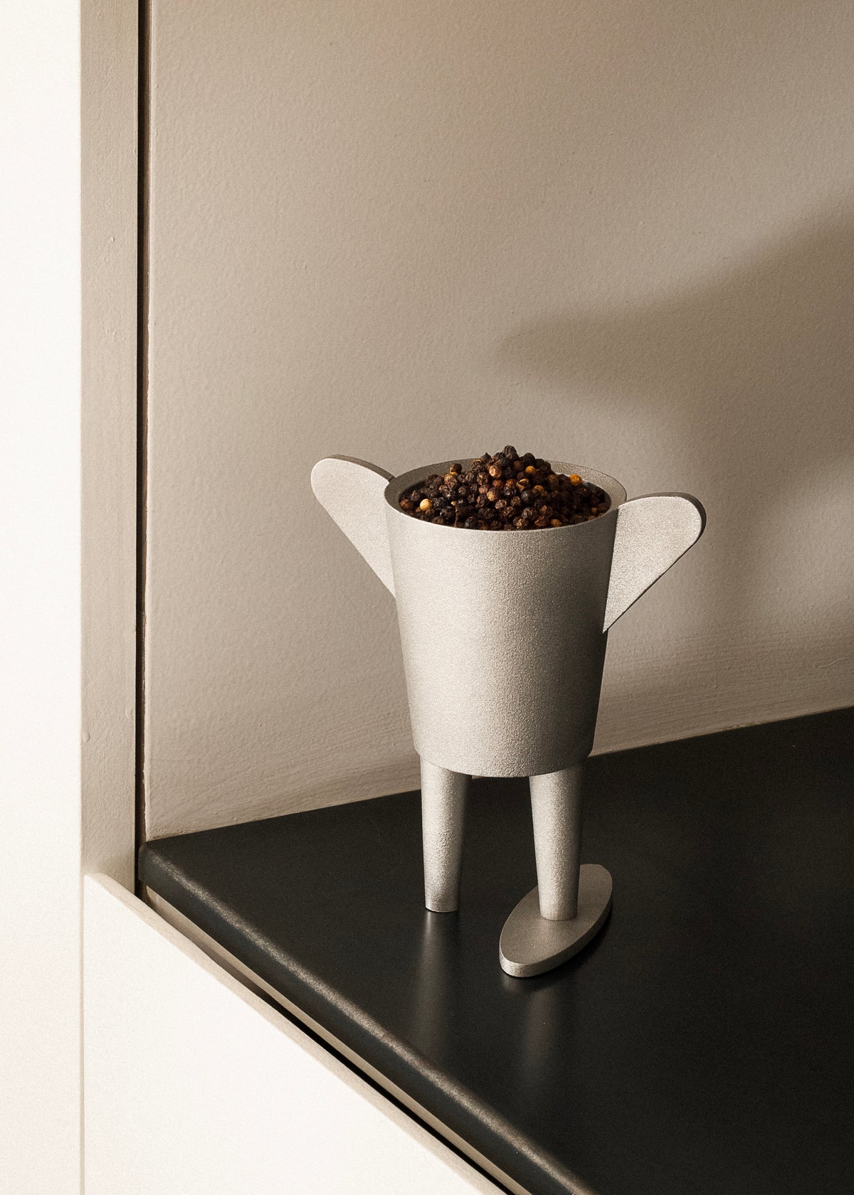 Colin en aluminium grenaillé, dans un appartement
